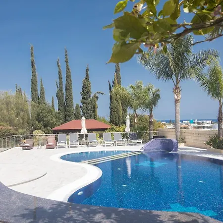 Margarita Villa *